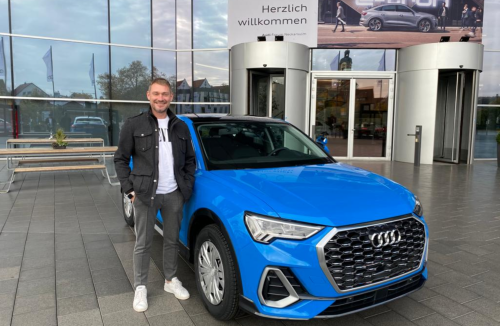 Fahrlehrer Christan holt bei Audi unseren Schaltwagen ab